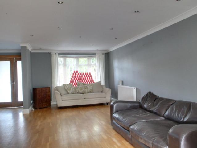 Spacious 4 Bedroom Family Home with Large Garden &