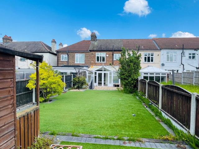 Spacious 4 Bedroom Family Home with Large Reception & Massive Garden