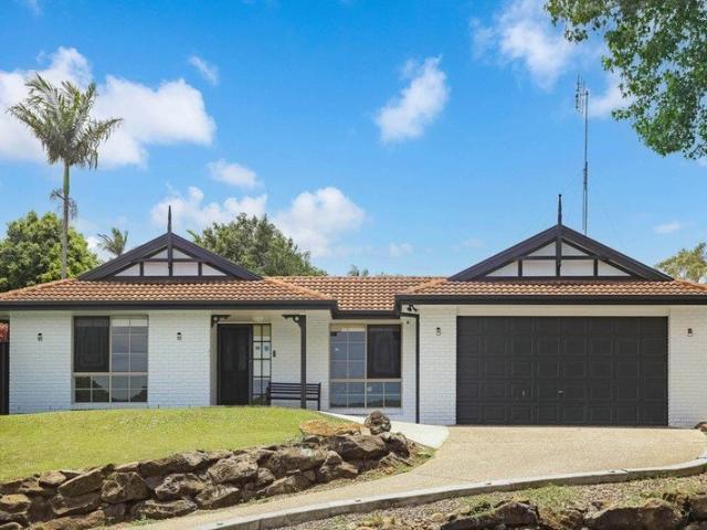 Spacious 4 Bedroom Family Home with Modern Kitchen