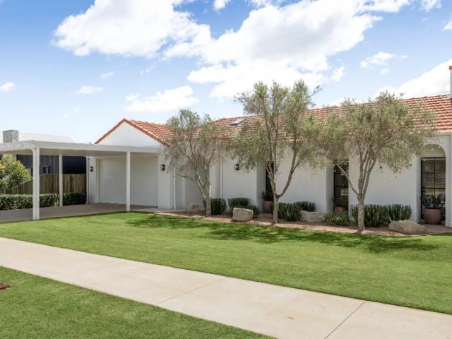 Spacious 4 Bedroom Family Home with Pool in Prestigious Middle Ridge