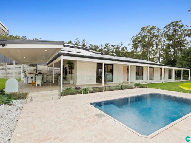 Spacious 4 Bedroom Family Home with Pool in The Gap