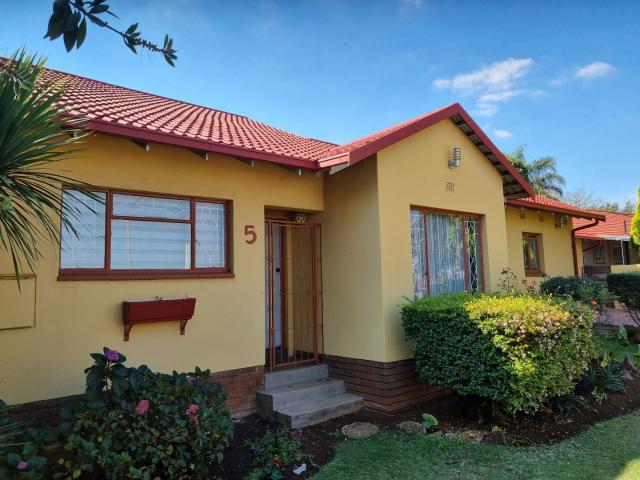 Spacious 4 Bedroom Family Home with Pool Pet Friendly!