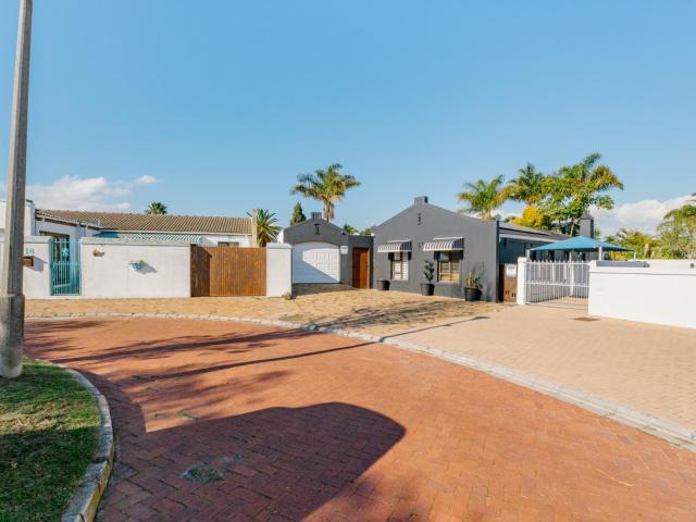 Spacious 4 Bedroom Family Home with Pool, Solar and Excellent Security to Rent in Plattekloof Glen