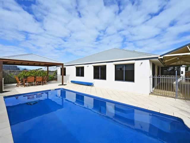 Spacious 4 Bedroom Family Home with Pool