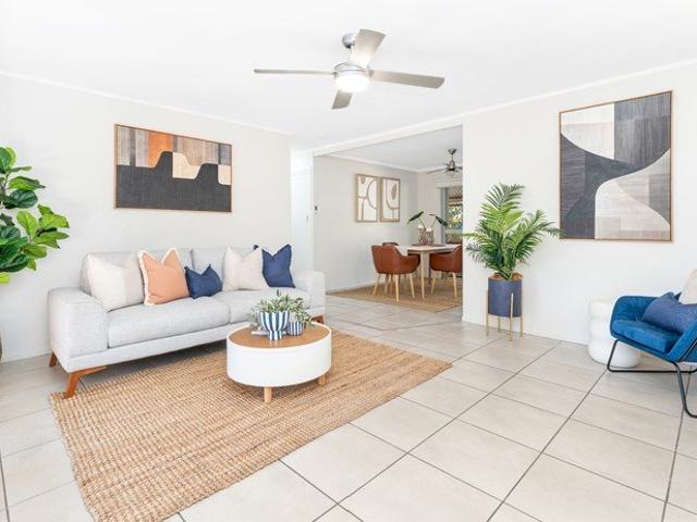 Spacious 4 Bedroom Family Home with Poolside Paradise