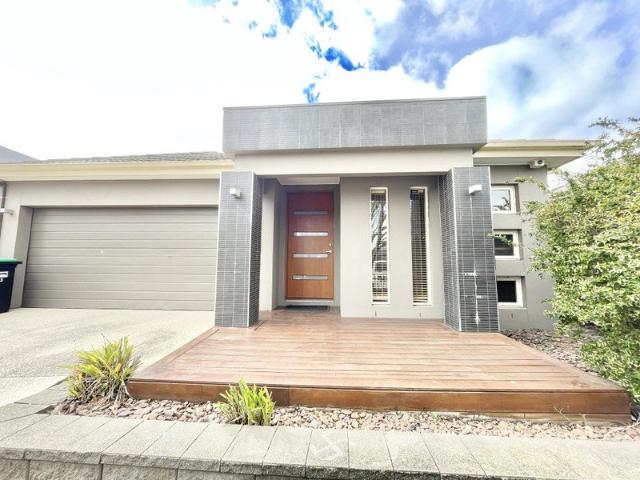 Spacious 4 Bedroom Family Home with Study in Prime Caroline Springs Location
