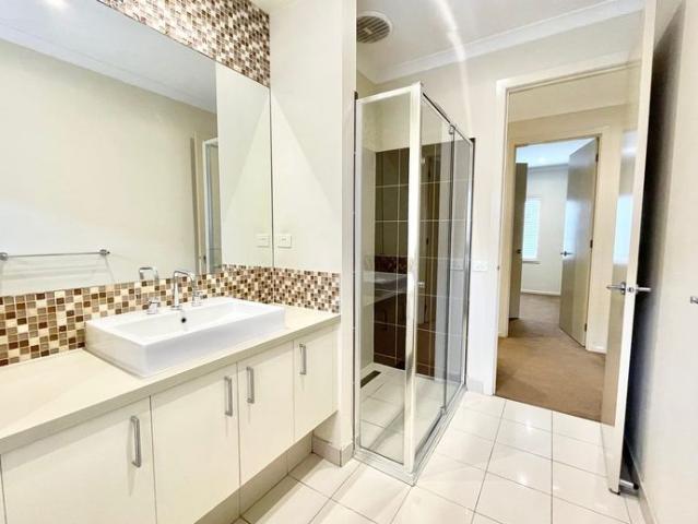 Spacious 4 Bedroom Family Home with Study in Prime Caroline Springs Location