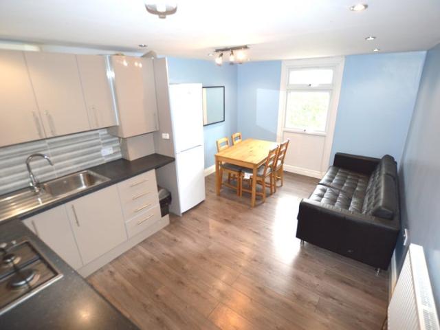 Spacious 4 Bedroom Flat Finsbury Park, N4