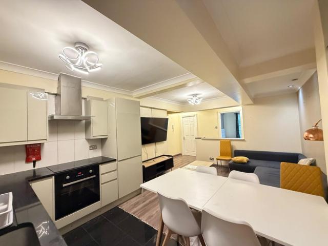 Spacious 4 Bedroom flat Park west