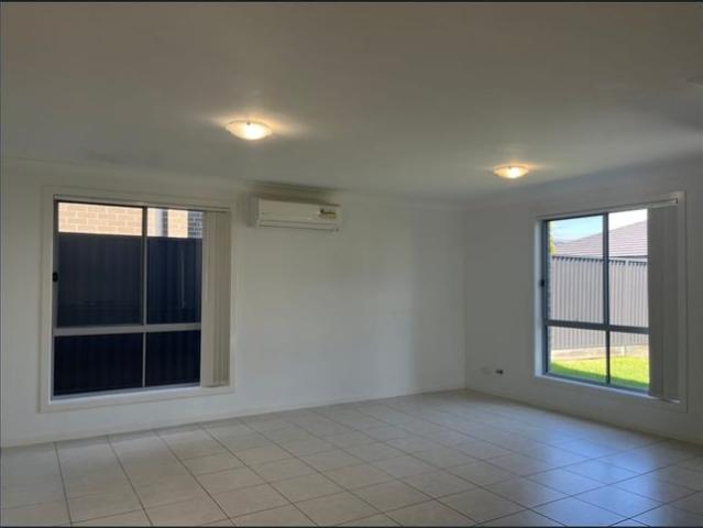 Spacious 4 Bedroom House Close to Rouse Hill Town Centre & Schools!