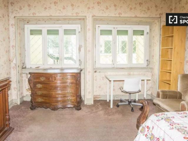 Spacious 4 bedroom house for rent in in Areeiro