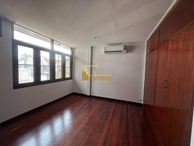 Spacious 4 Bedroom House For Rent in Phra Khanong Area BR28265SH