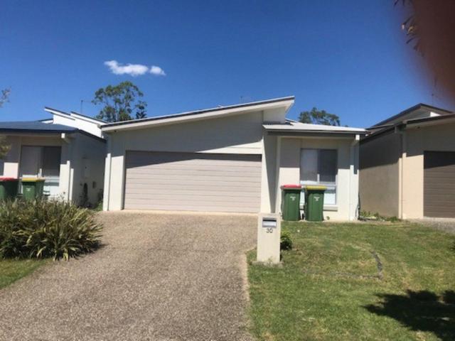 Spacious 4 bedroom house in Coomera