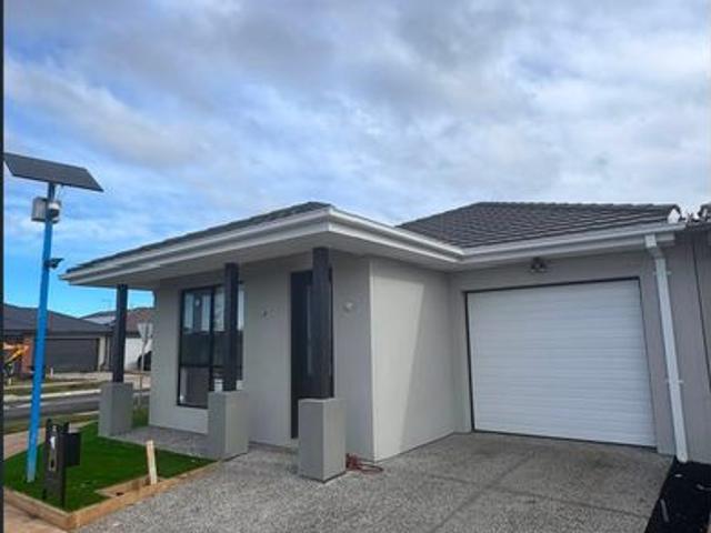 Spacious 4 Bedroom house with Ensuite & Garage Available now