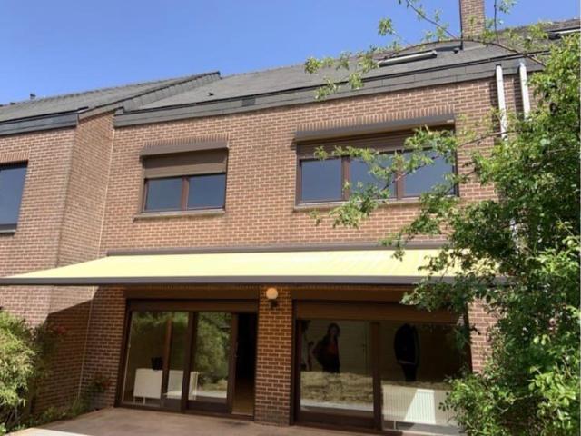 Spacious 4‑bedroom house with garden and garage