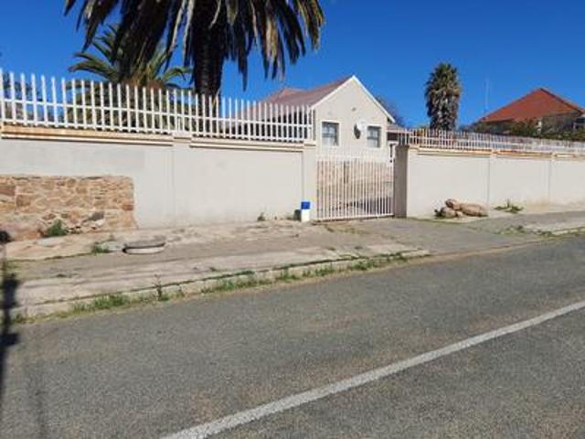 spacious 4 bedroom house with pool a.