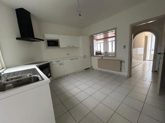 Spacious 4 Bedroom House with Rooftop Terrace