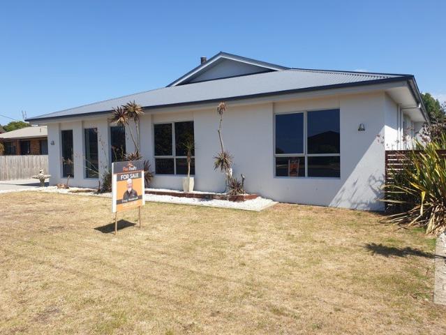 Spacious 4 Bedroom Home with Coastal Convenience