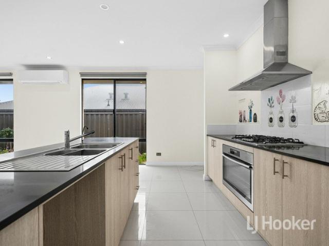 Spacious 4 Bedroom Home with Theatre in Alkimos