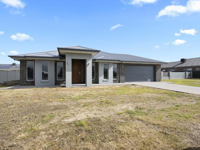 Family Home with Three Living Zones, Huge Shed and Room for Everything