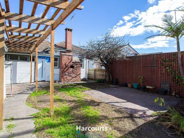 Spacious 4 Bedroom Home in Coburg