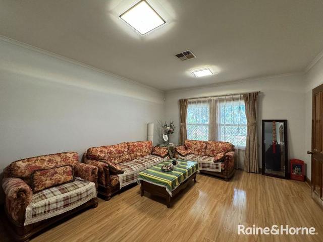 Spacious 4 bedroom Home in GLENUNGA