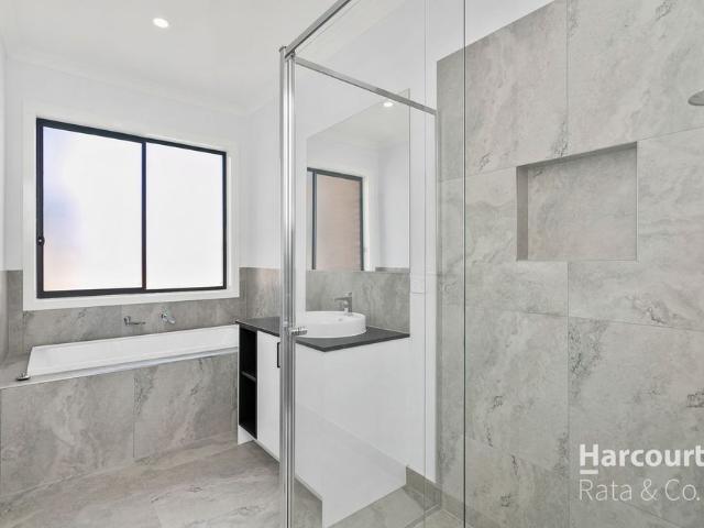 Spacious 4 Bedroom Home in Manor Lakes