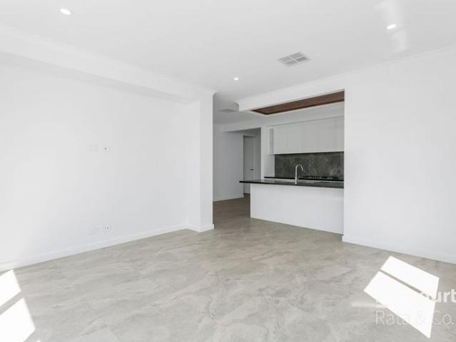 Spacious 4 Bedroom Home in Manor Lakes