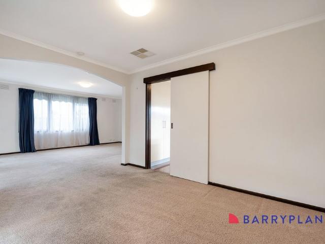 SPACIOUS 4 BEDROOM HOME IN PRIME LOCATION!