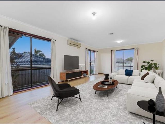Spacious 4 Bedroom Home Location In Hampton Park