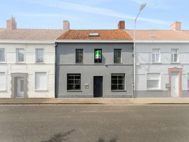 Spacious 4 bedroom home near the center of Meulebeke