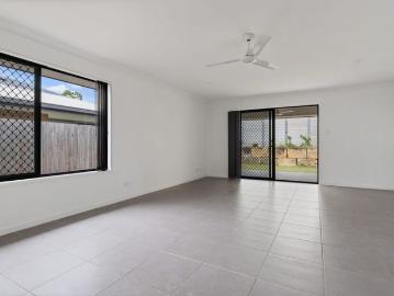 Spacious 4 Bedroom Home Next to The Lake