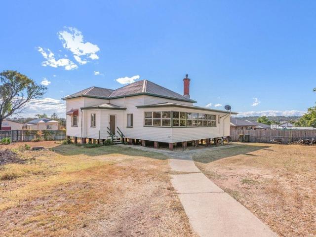 SPACIOUS 4 BEDROOM HOME ON A PRIME CORNER BLOCK OPEN HOME: Sat 27/06 Time: 10am 10.45am