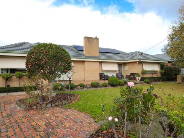 Spacious 4 bedroom home, Solid brick on approx quarter acre with beautiful green rural views. Must be seen!