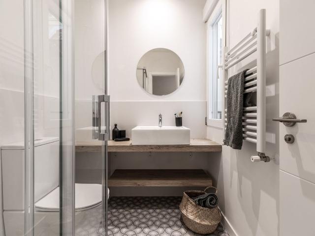 Spacious 4 Bedroom Mountain Inspired Apartment with Balcony in Trendy Trafalgar, Madrid Amsterdam Apartments for Rent