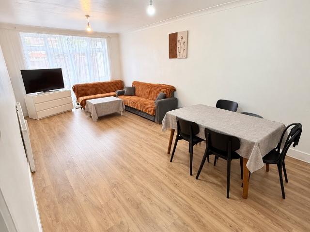 Spacious 4 Bedroom Semi Detached Home with Large Garden & Two Car