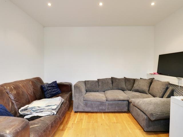 Spacious 4 Bedroom Student Home with Modern Kitchen, Garden & En Suite