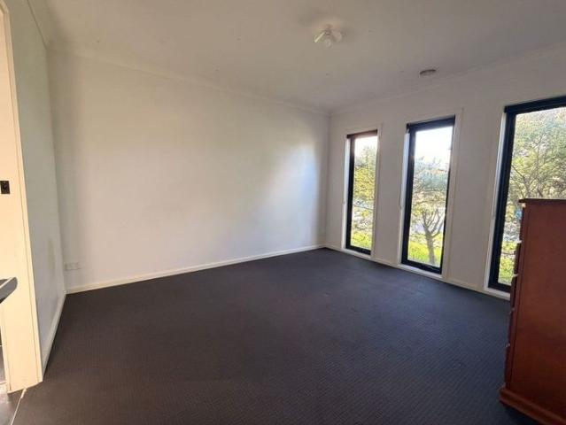 SPACIOUS 4 BEDROOM + STUDY FAMILY HOME IN SOUGHT AFTER CRANBOURNE WEST!