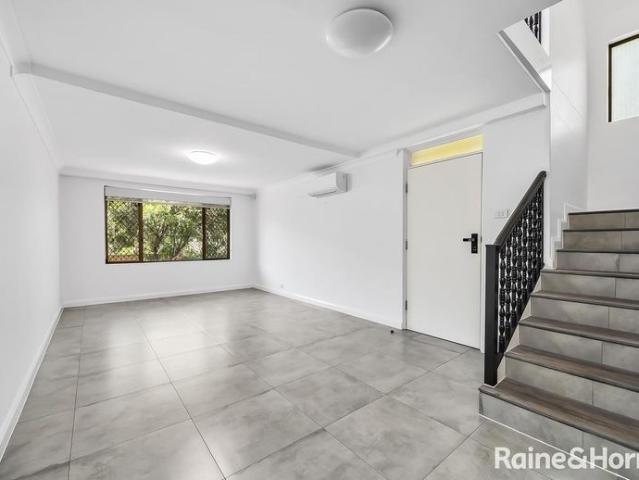Spacious 4 Bedroom Townhouse in Earlwood