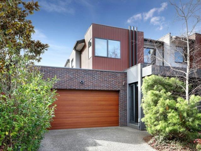 Spacious 4 bedroom townhouse in Zone!