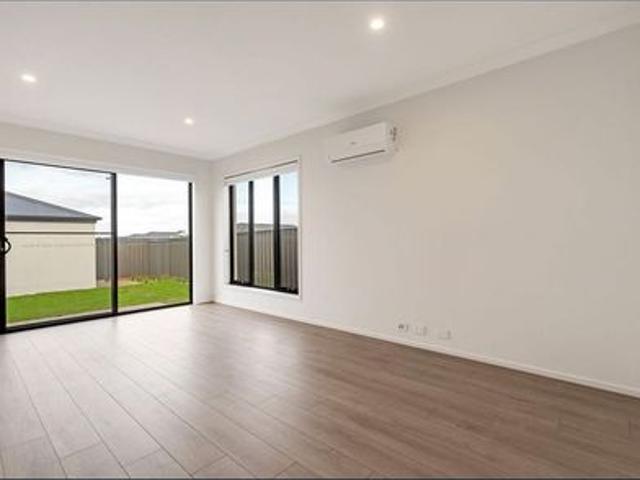 Spacious 4 Bedroom Townhouse with 3 Bathrooms in Beveridge
