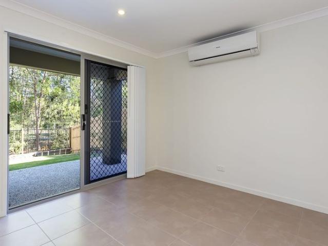 Spacious 4 Bedroom Townhouse with Extra Parking in North Lakes