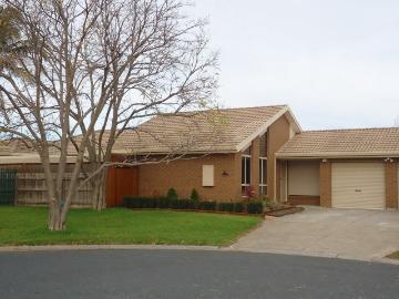 Spacious 4 Bedrooms Family Home at Central of Hoppers Crossing