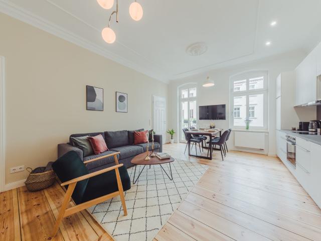 Spacious 4 Room Apartment with Balcony in Berlin Prenzlauer Berg