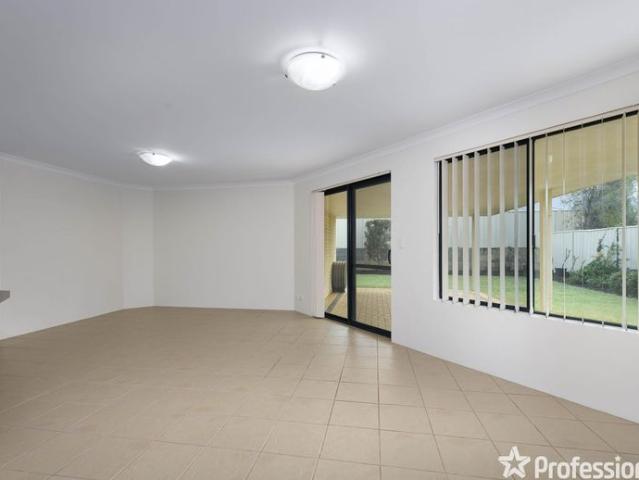 Spacious 4 X 2 in Fantastic Lakelands Location !