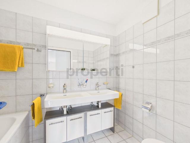 Spacious 4.5 room apartment with sunny balcony in Tuggen SZ