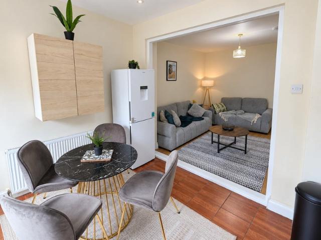 Spacious 4bed | Free Parking | 8min to Southall St