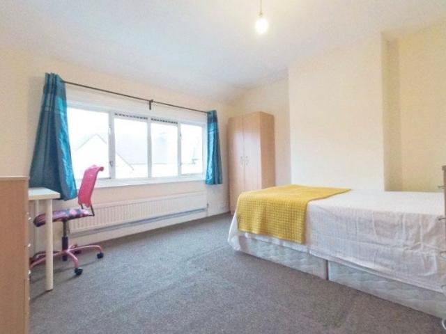 Spacious 4bed house with parking 7min South Ealing