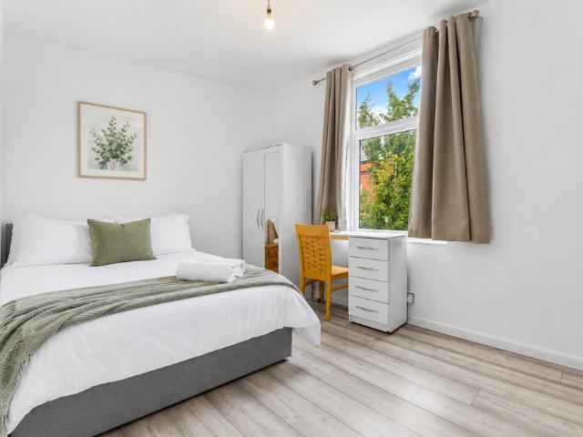 Spacious 4BR 4BATH with Free Parking in Manchester