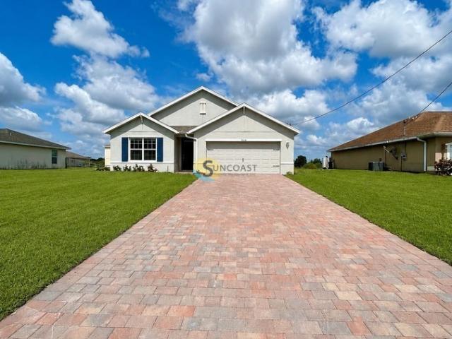 Spacious 4BR Home with Washer & Dryer in Cape Coral